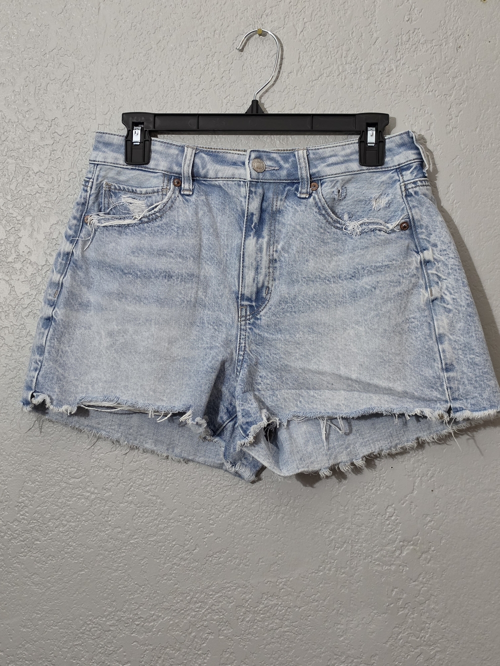 American Eagle Light Wash Distressed Denim Mom Shorts Womens 6 High Rise